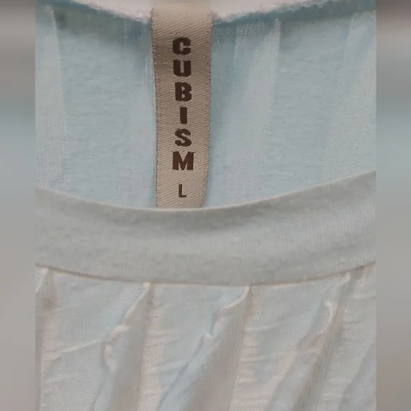 Cubism Ruffle Ombre Top - Picture 5 of 11